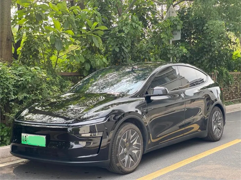 Tesla Model Y L, 2026