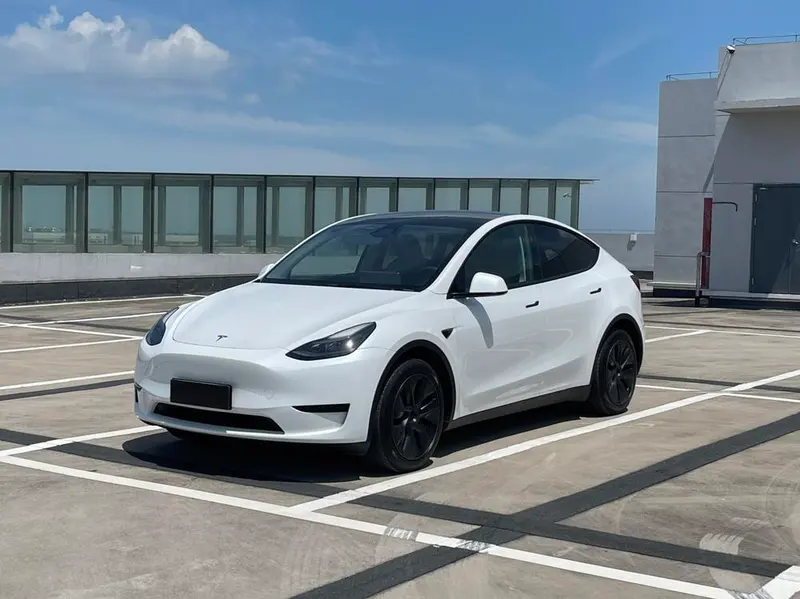 Tesla Model Y, 2024