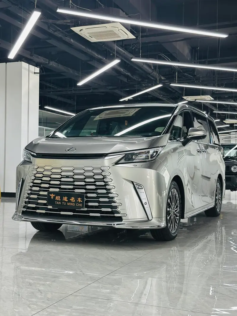 Lexus LM, 2025