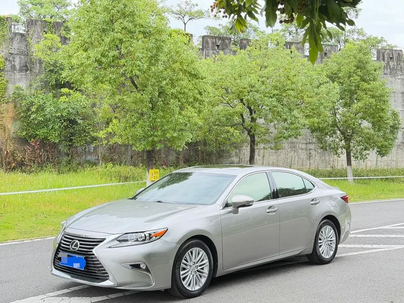 Lexus ES, 2015