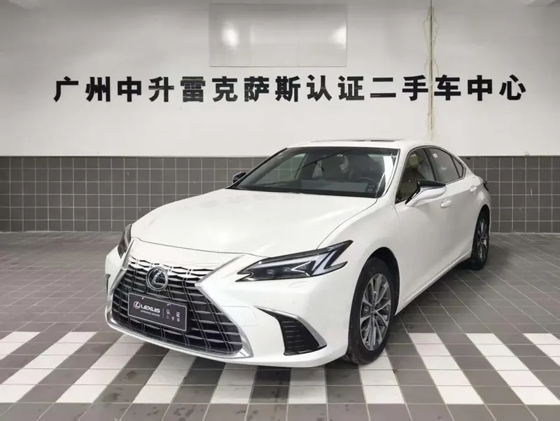 Lexus ES, 2025