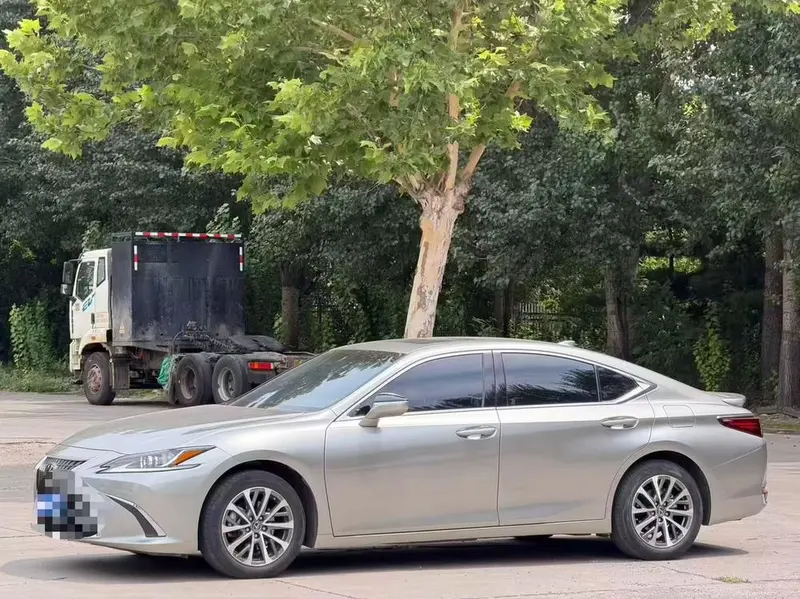 Lexus ES, 2022