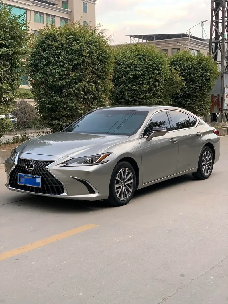 Lexus ES, 2022