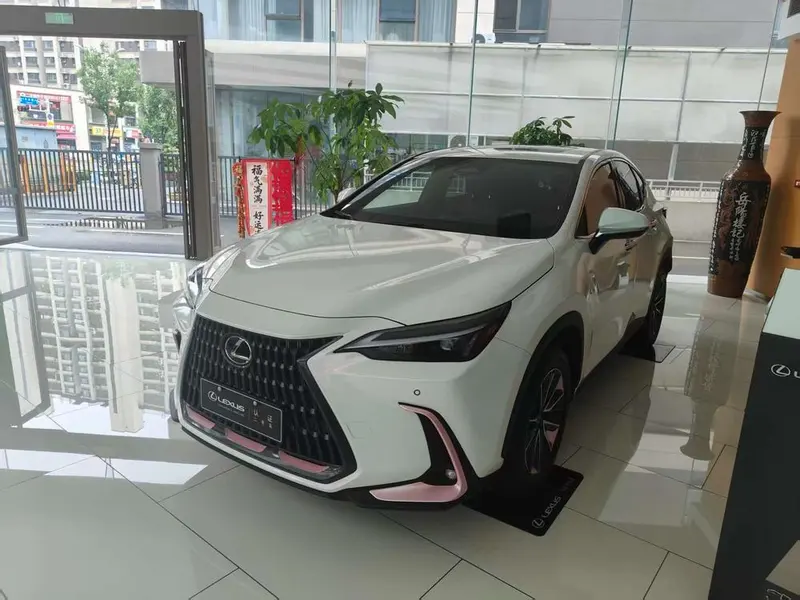 Lexus NX, 2025