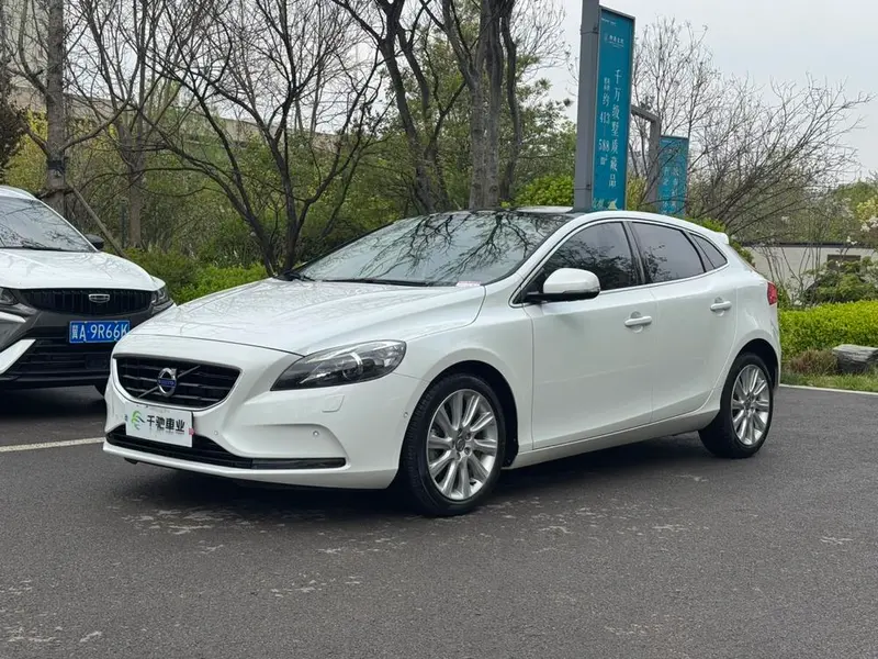 Volvo V40, 2015