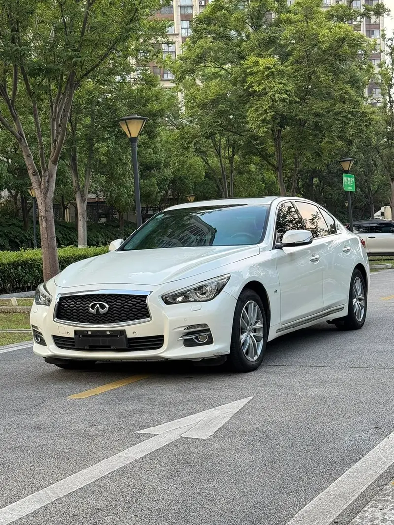 Infiniti Q50L, 2015