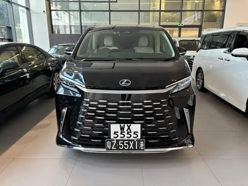 Lexus LM, 2025