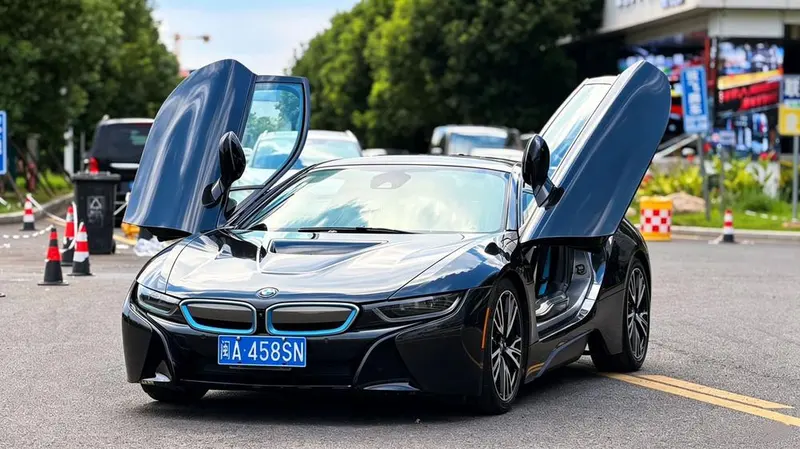 BMW i8, 2014