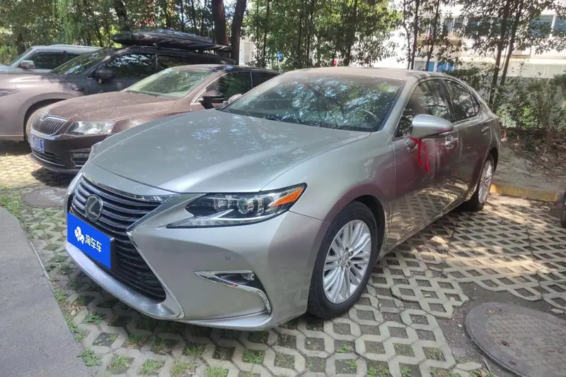 Lexus ES, 2015