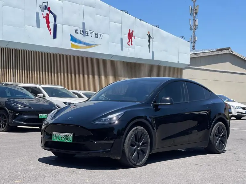 Tesla Model Y, 2024