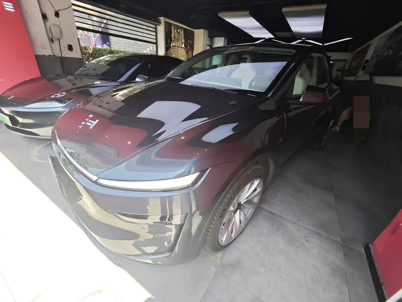 Tesla Model Y, 2025