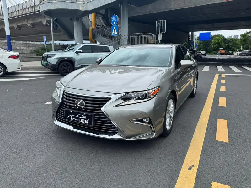 Lexus ES, 2015