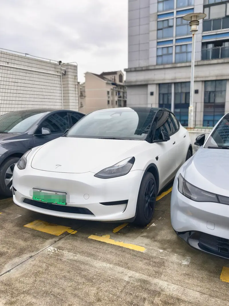 Tesla Model Y, 2024