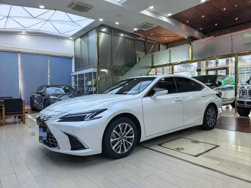 Lexus ES, 2025