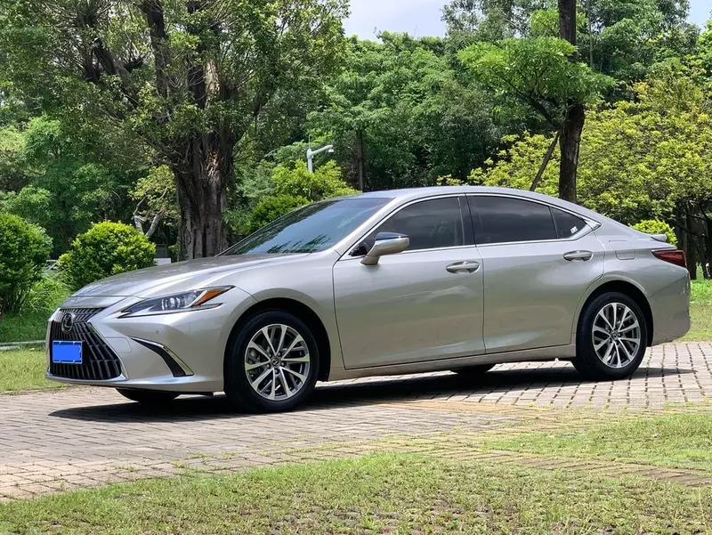 Lexus ES, 2022