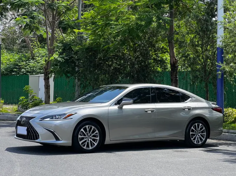 Lexus ES, 2022