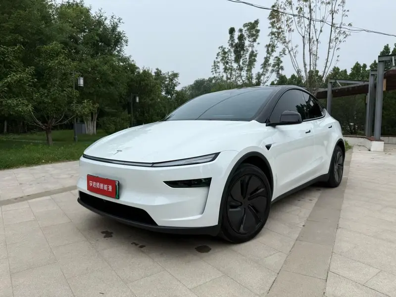 Tesla Model Y, 2025