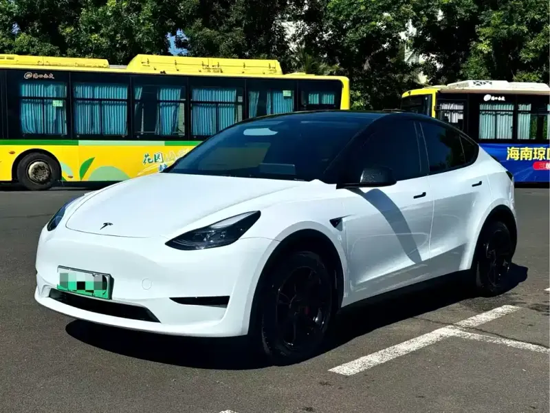 Tesla Model Y, 2024