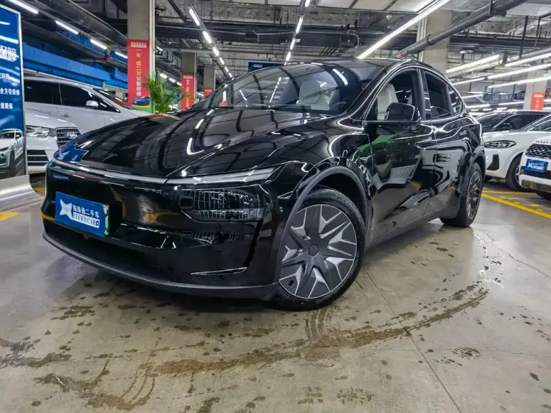 Tesla Model Y L, 2026