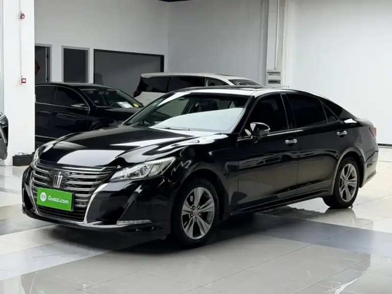 Toyota Crown, 2015