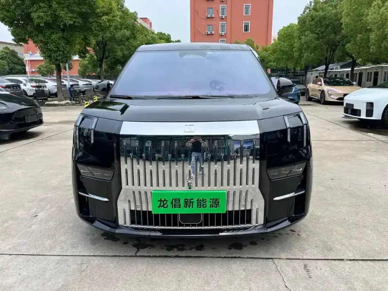 Zeekr 009, 2023