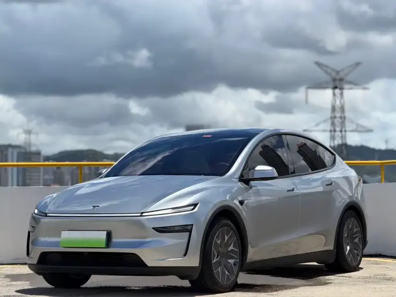 Tesla Model Y L, 2025