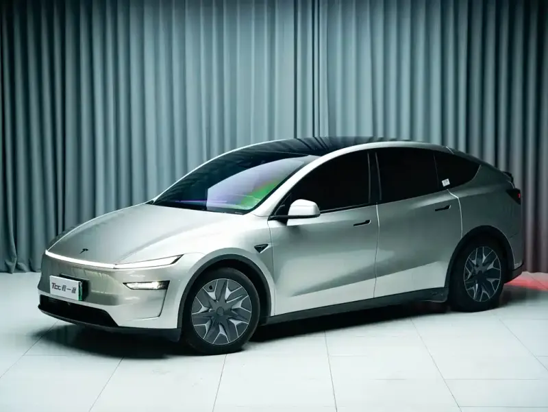 Tesla Model Y L, 2025