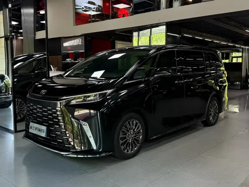 Lexus LM, 2025