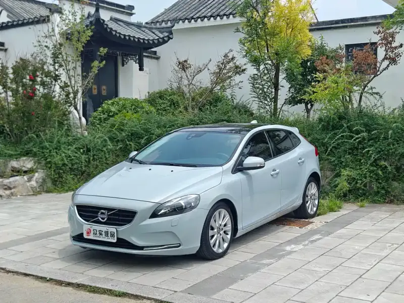 Volvo V40, 2015