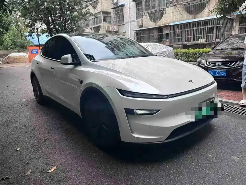 Tesla Model Y, 2025