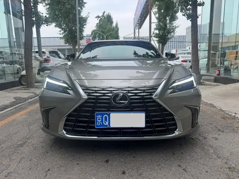Lexus ES, 2025