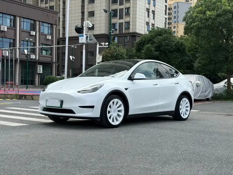 Tesla Model Y, 2024
