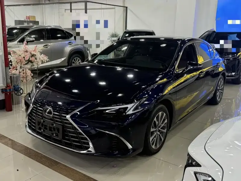 Lexus ES, 2025