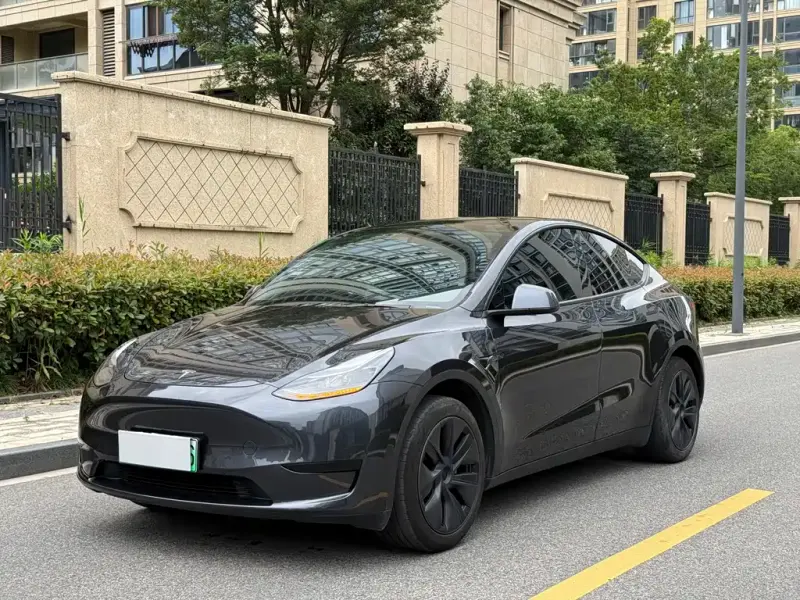 Tesla Model Y, 2025