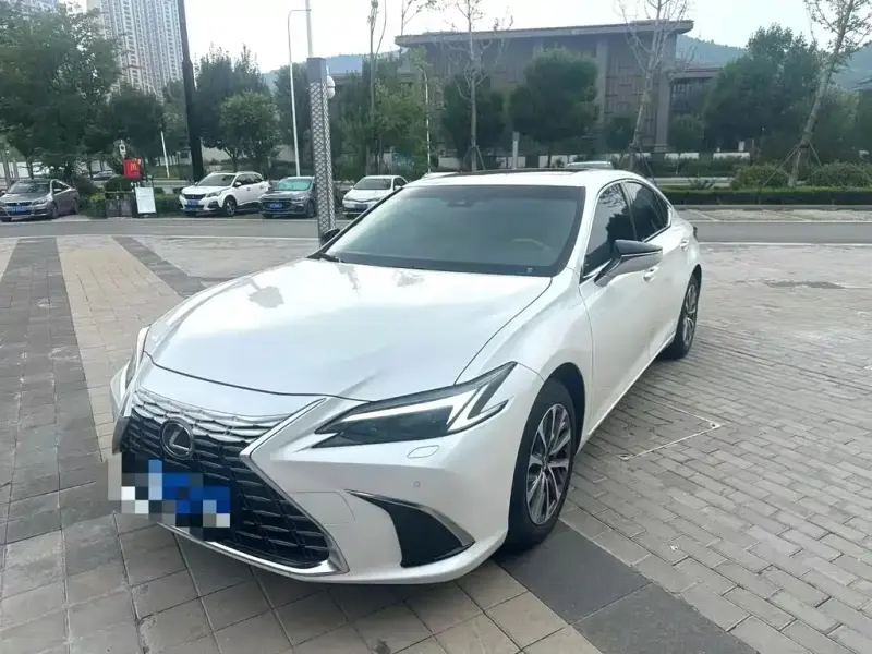 Lexus ES, 2025