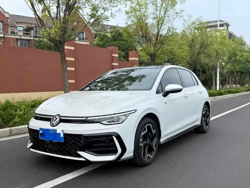Volkswagen Golf, 2024
