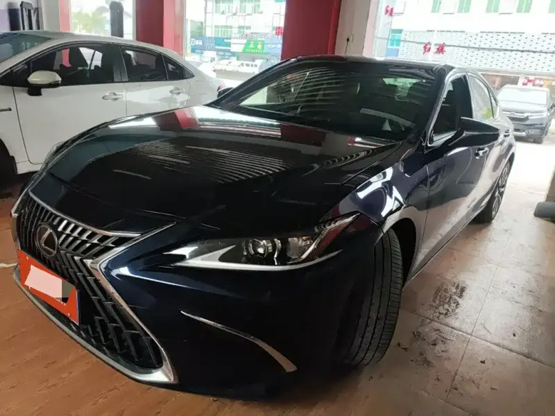 Lexus ES, 2022
