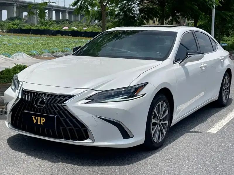 Lexus ES, 2022