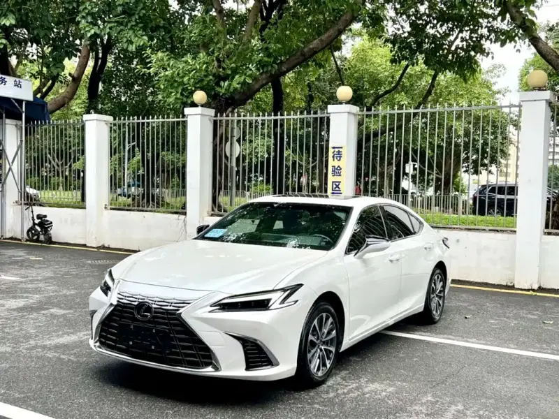 Lexus ES, 2025