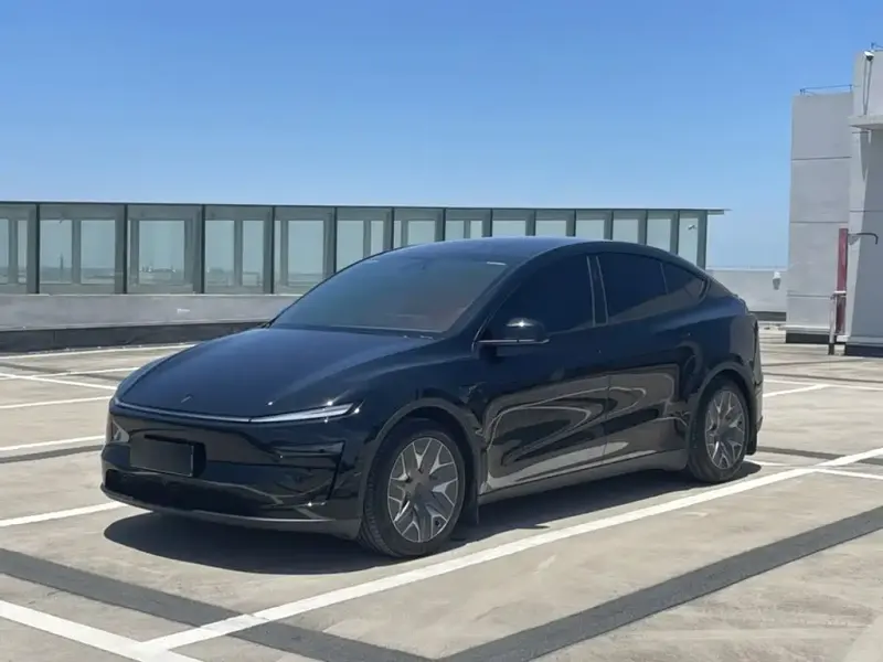 Tesla Model Y L, 2025