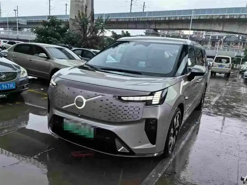 Volvo EM90, 2024