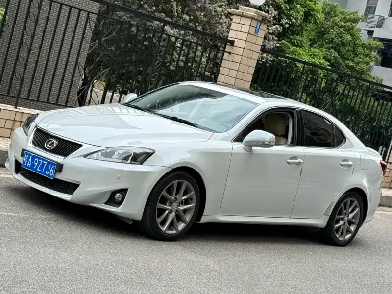 Lexus IS, 2011