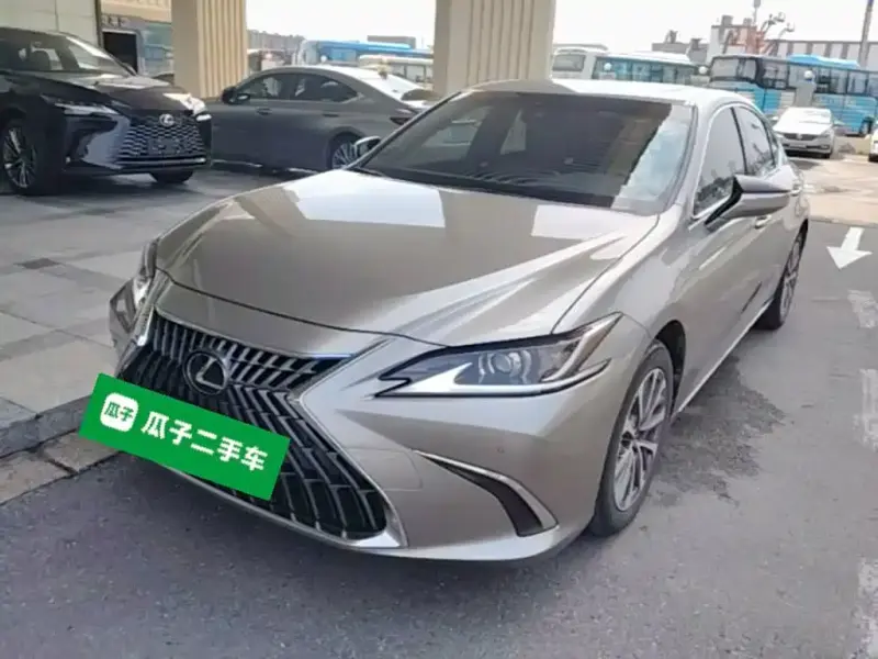Lexus ES, 2022