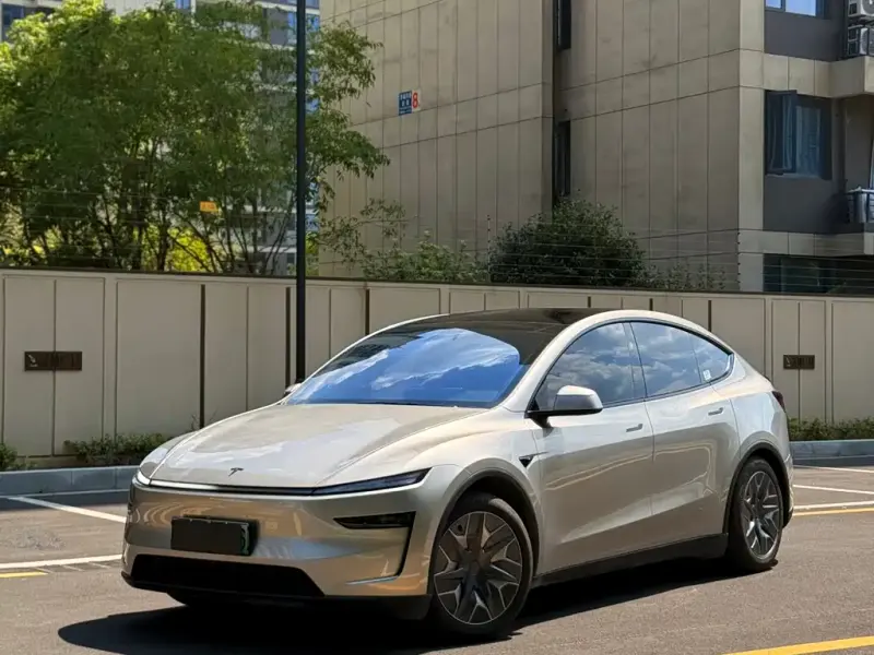 Tesla Model Y L, 2025