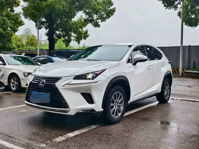 Lexus NX, 2021