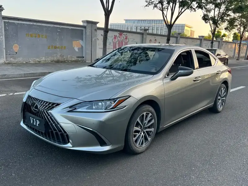Lexus ES, 2022