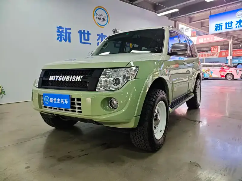 Mitsubishi Pajero (Import), 2015