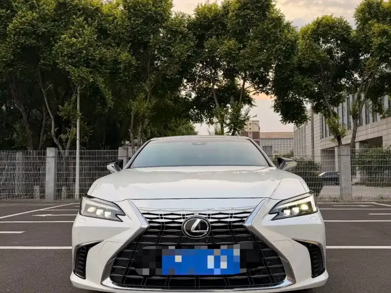 Lexus ES, 2025