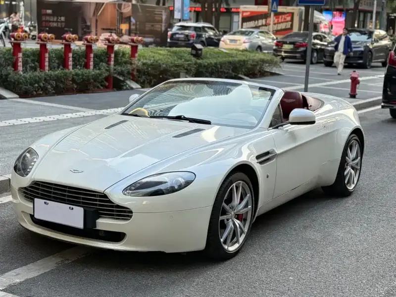 Aston Martin V8 Vantage, 2011