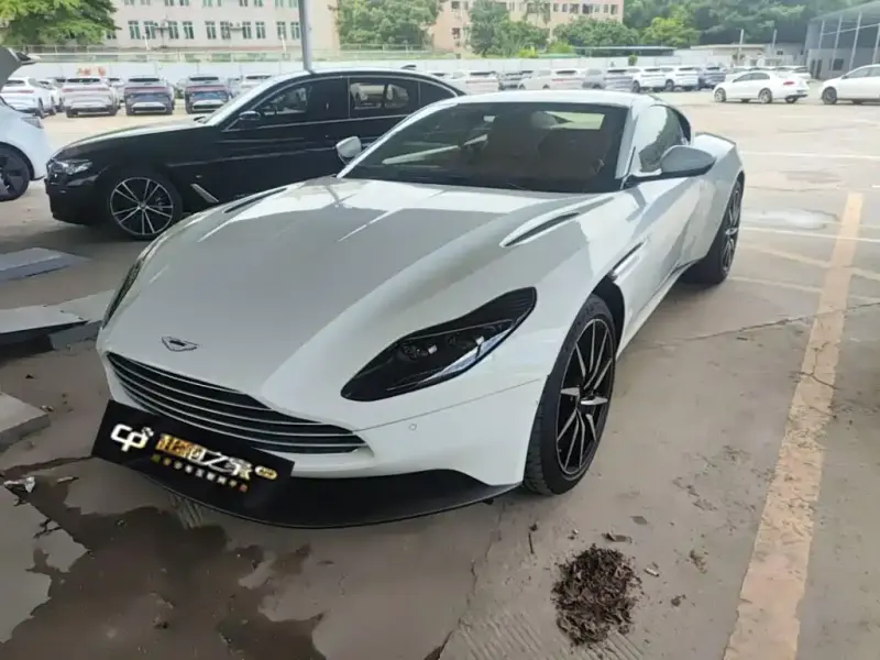 Aston Martin DB11, 2022